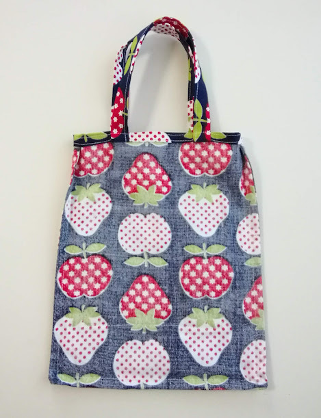 【訳あり】ハンドメイド ミニバッグ  フルーツ柄/ apple and strawberry〈24×18〉※一枚仕立ての画像4