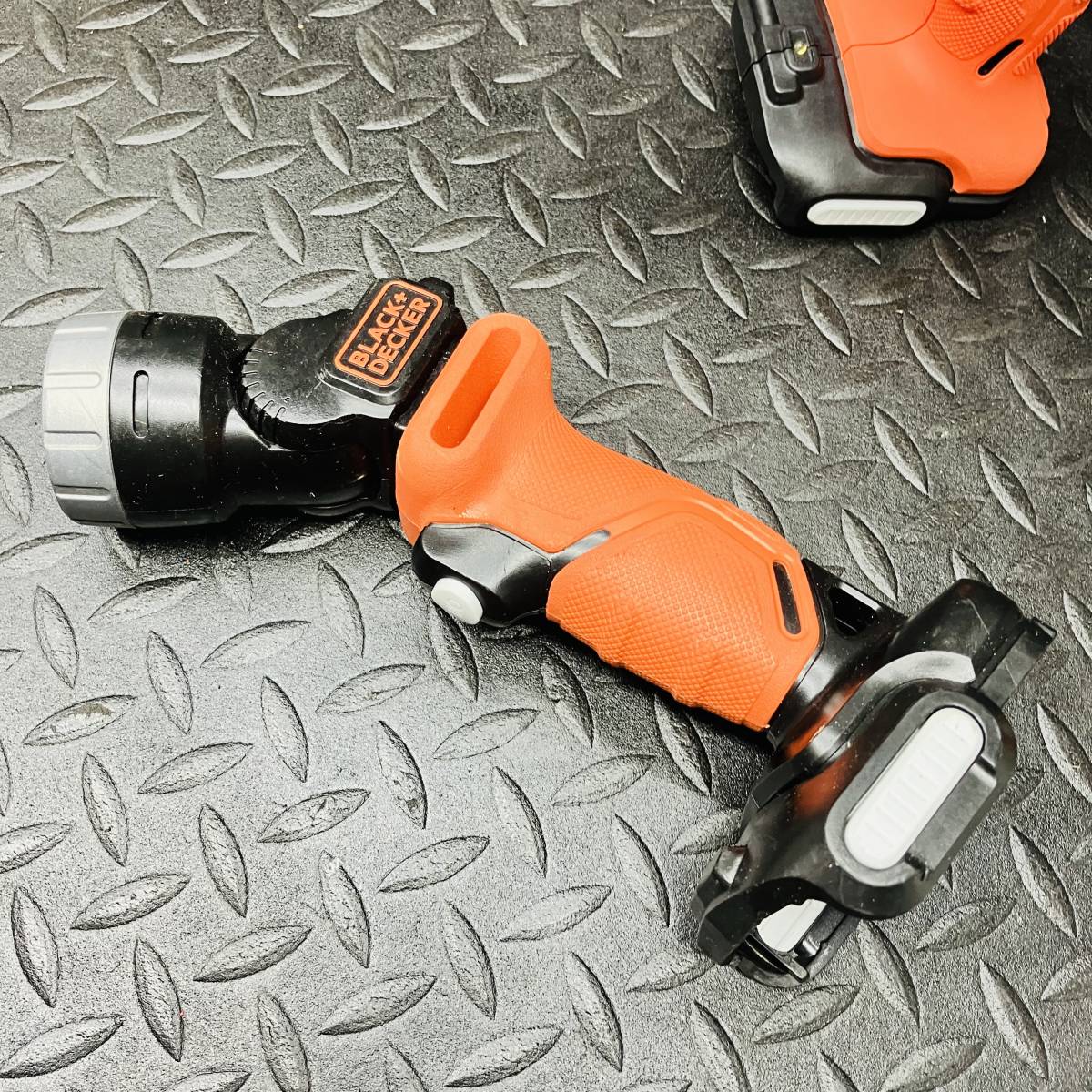 H BLACK＋DECKER ドリルドライバー BDCDD12UとワークライトBDCCF12Uのセット！バッテリーは付属しません　中古動作確認済み！_画像2