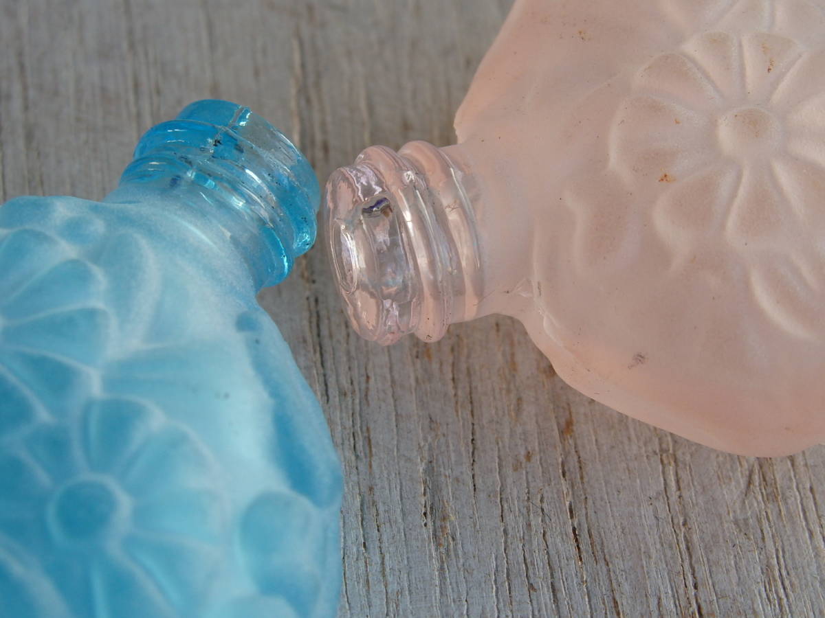 フランスアンティーク 香水瓶 ガラス瓶 3個セット ポット ボトル 蚤の市 ブロカント 一輪挿し　花器　蓋付き　エンボス ３色_画像6