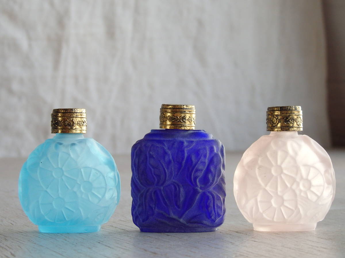 フランスアンティーク 香水瓶 ガラス瓶 3個セット ポット ボトル 蚤の市 ブロカント 一輪挿し　花器　蓋付き　エンボス ３色_画像1