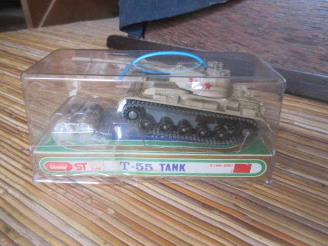 電池で走るミニミニ戦車 T５５ TANK 旧バンダイ（ミニカーの画像1