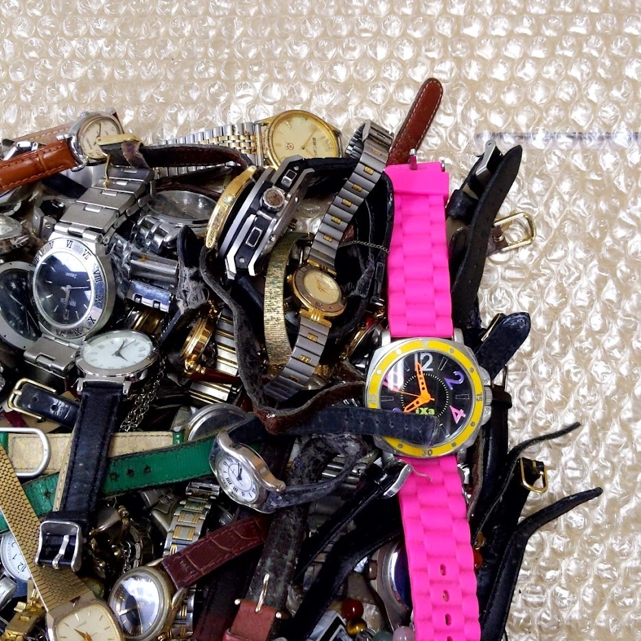 S091(10000)-430　時計大量まとめ　約10kg　メンズ　レディース　腕時計　懐中時計　部品取り　状態様々_画像4