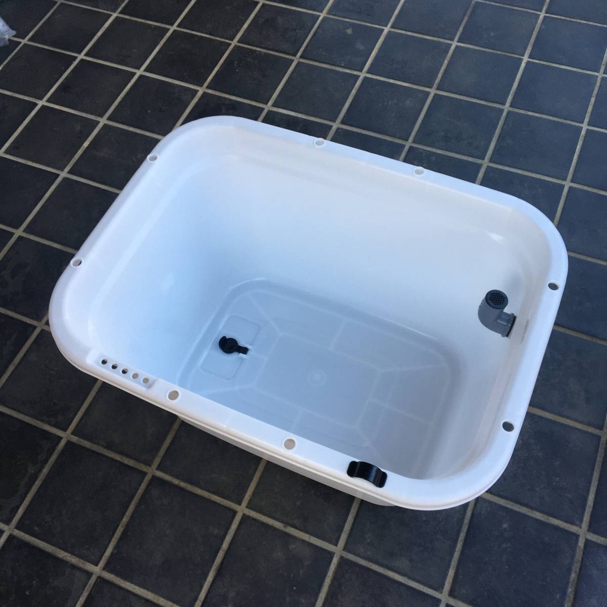 メダカ飼育容器【56㍑ 白黒選択可 3個 オーバーフローキャップ付】即決・匿名・送料無料 金魚 飼育ケース ビオトープ 台風【五色アクア】