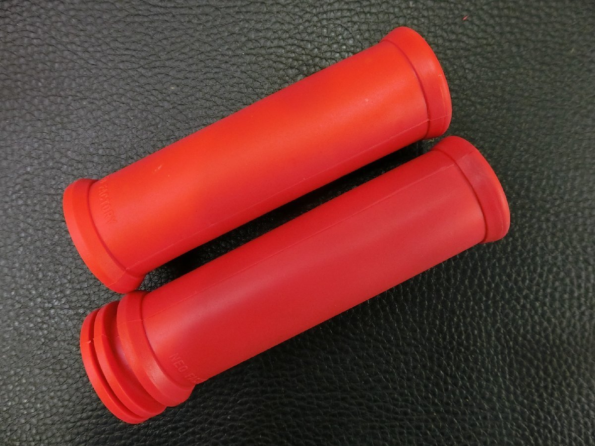 未使用 OEMタイプ スリムグリップ 赤 全長: 約115mm 握り部分外径：約33mm 最大外径：約38mm 1インチ用 ハーレー 管理No.38352_画像1