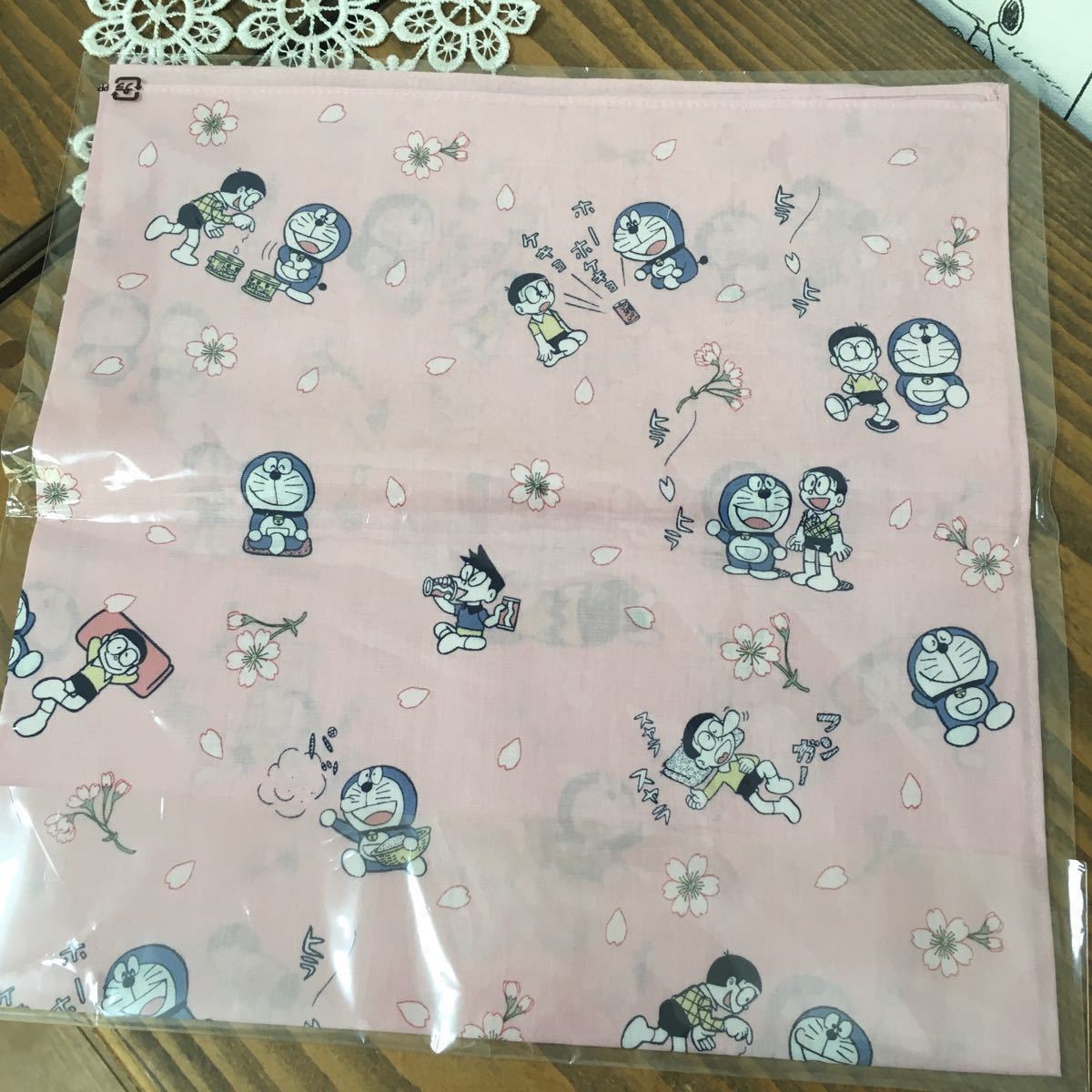 桜　日本製　　刺繍　綿100％ ドラえもん ハンカチ 新品 送料120円 52×52cmくらい　ピンク_画像4