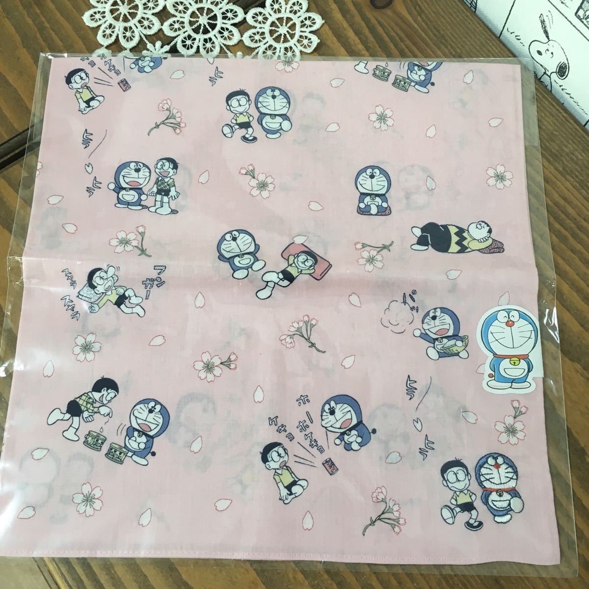 桜　日本製　　刺繍　綿100％ ドラえもん ハンカチ 新品 送料120円 52×52cmくらい　ピンク_画像3