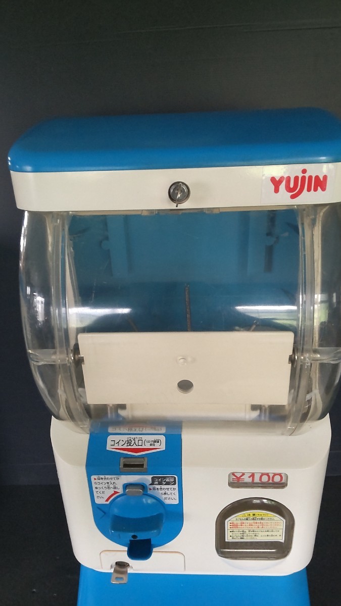 ガチャガチャ本体 中古品 スリムボーイ台座付き 全塗装リメイク ユージン 鍵付き