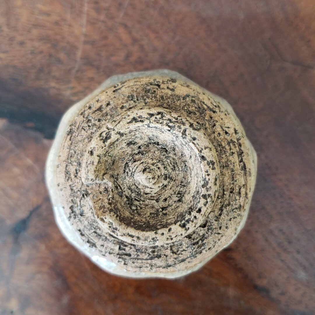 萩焼? ぐいみ φ5.5cm 重さ68g 在銘 共箱付 お猪口 酒器 盃 萩焼? ぐいみ φ5.5cm 重さ68g 在銘 共箱付 お猪口 酒器 盃