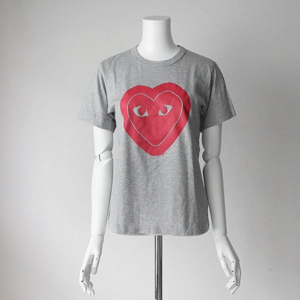 良品 PLAY COMME des GARCONS ◆レッドハート 半袖 Tシャツ グレー M プリント (青山店限定モデル) プレイ コムデギャルソン 69/XE12_画像2