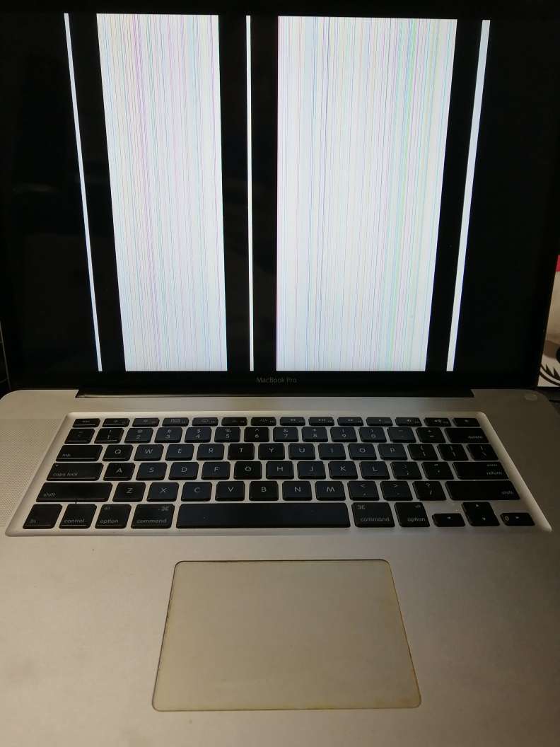 【起動。液晶表示問題。ジャンク】Apple MacBook Pro 17” 2009 MB604J/A A1297 EMC2272 _画像2
