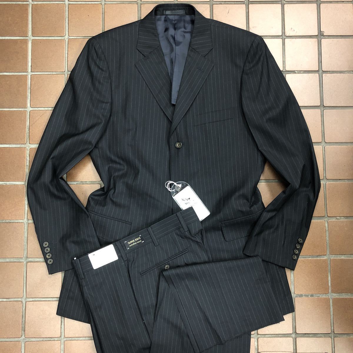 【半額以下◆新品未使用】激安スーツ　3つボタンスーツ 英国紳士スタイル/大きいサイズ　2L相当/黒/サイドベンツ 1タック/super100’s 高級
