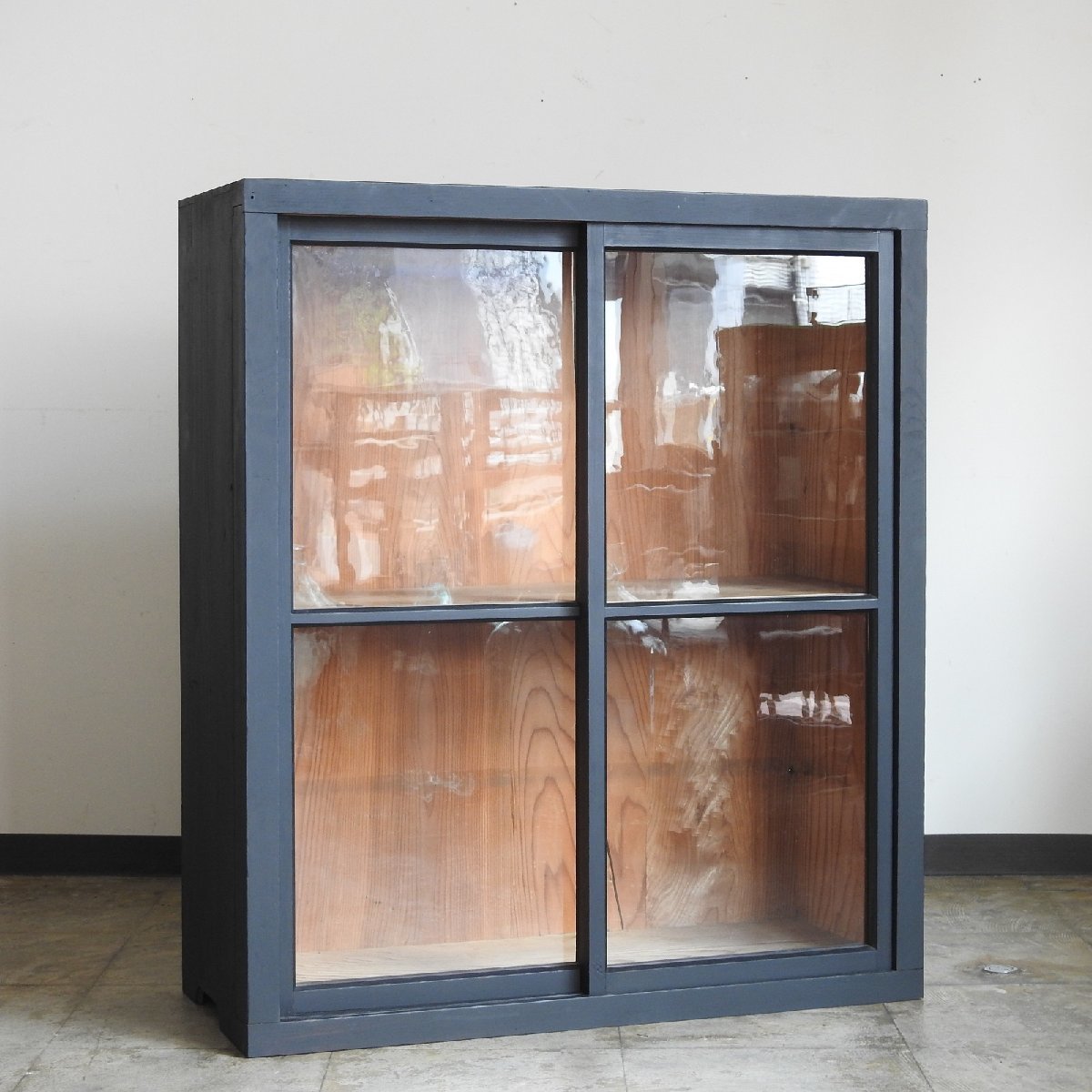 黒色にゆらゆらガラスのふるい戸棚 HK-a-02614 / 無垢材 食器棚 本棚 書庫 ケビント 飾り棚 キャビネット