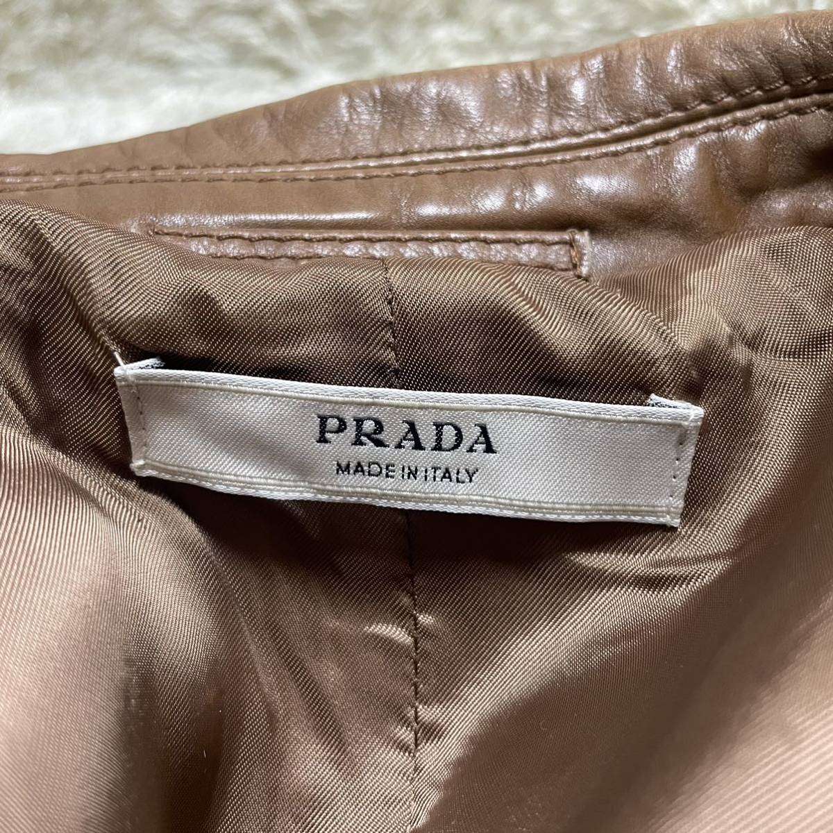 美品 PRADA レザージャケット 丸襟 ブランドロゴボタン 2B ブラウン