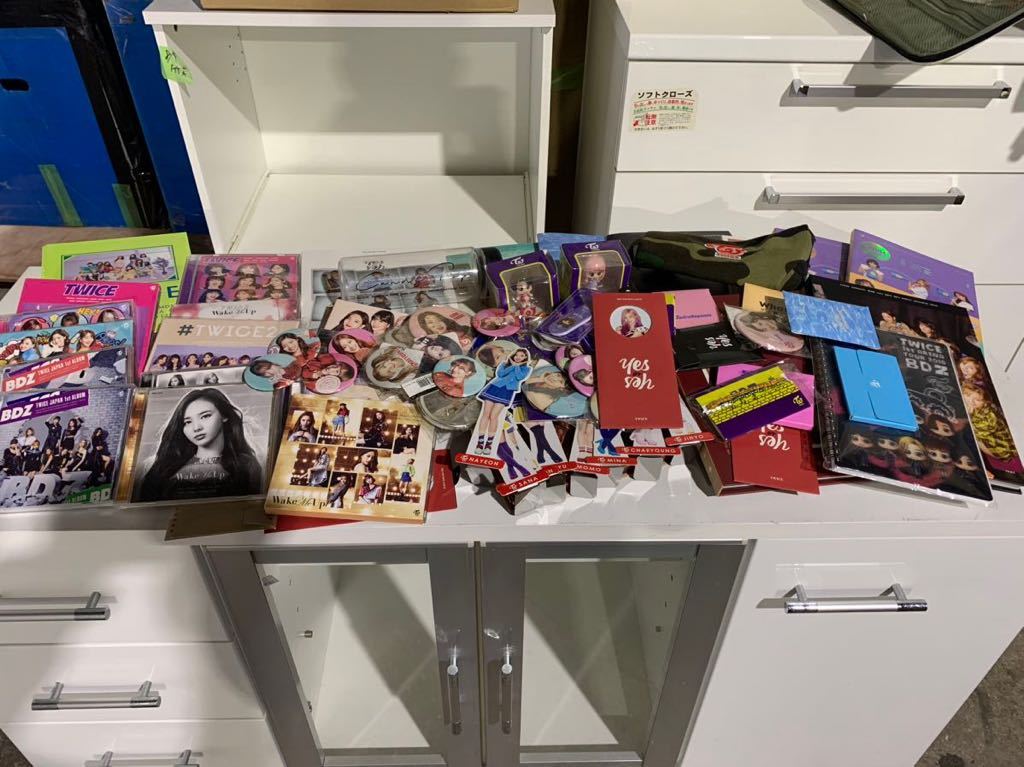 TWICE 缶バッチ CD うちわ 、フィギュア、他色々等 グッズセット画像が