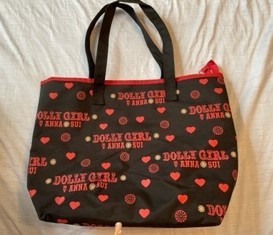  Anna Sui * tote bag * black × red Logo *A4 go in - * fastener opening and closing * Dolly girl *DOLLY GIRL BY ANNA SUI