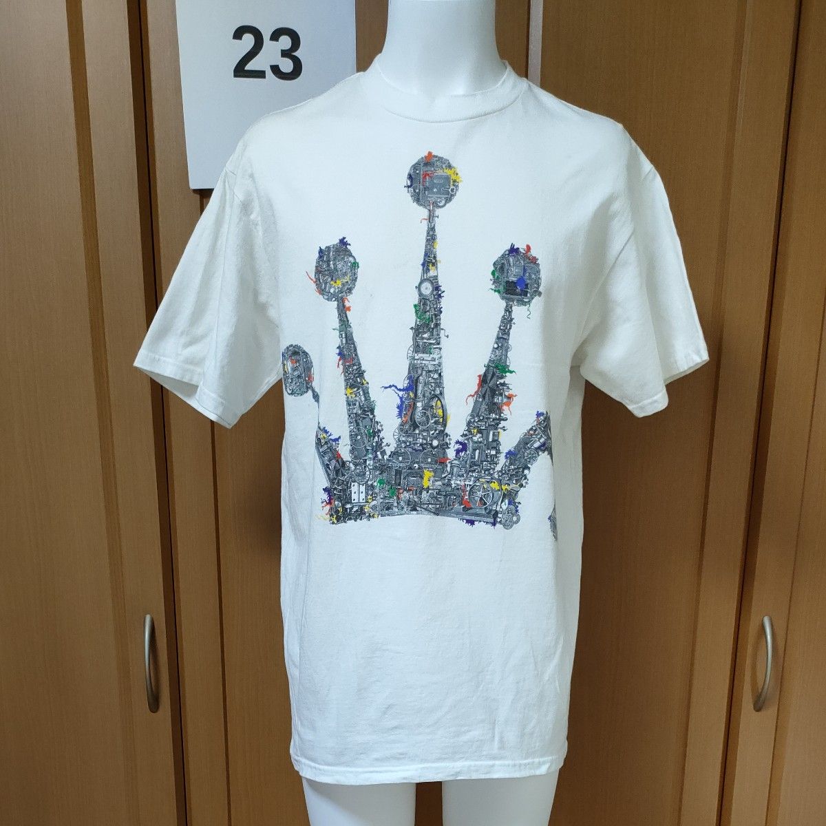 ステューシー半袖TシャツM 機械仕掛けの鉄塔 折れた王冠クラウンマーク バックには鍵穴と歯車多数のSTUSSYロゴプリント