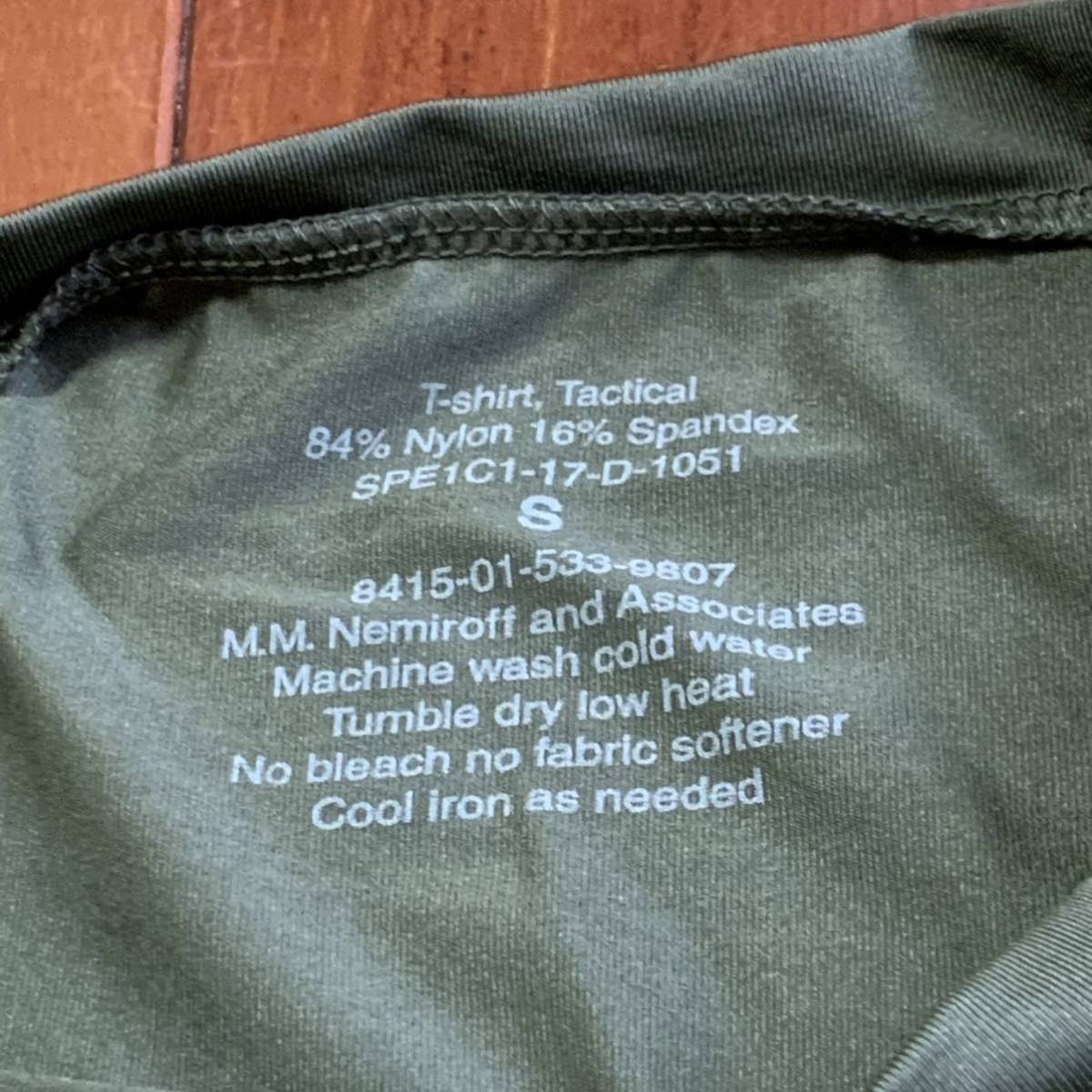 沖縄 米軍放出品 アンダーシャツ　 Tシャツ トレーニング　ランニング　OD SMALL おしゃれ (管理番号N216)_画像2