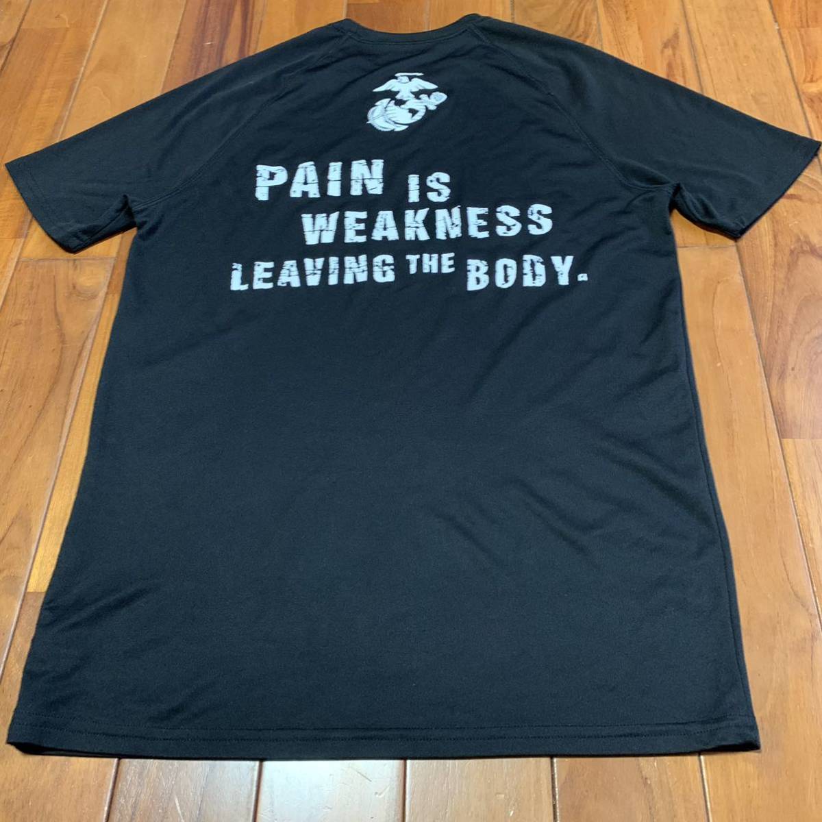 沖縄 米軍放出品 アンダーアーマー PAIN IS WEAKNESS Tシャツ トレーニング ランニング  MEDIUM BLACK (管理番号Q233)の画像4