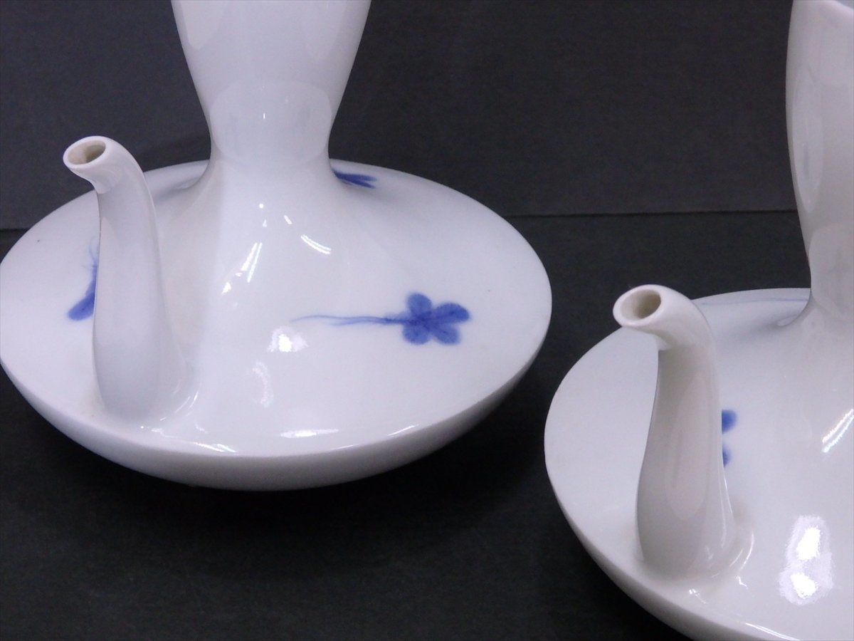 ☆染付根付松文【昔の銚子1対白磁三ッ足】胴径12cm 高さ13.2cm 口径3.7