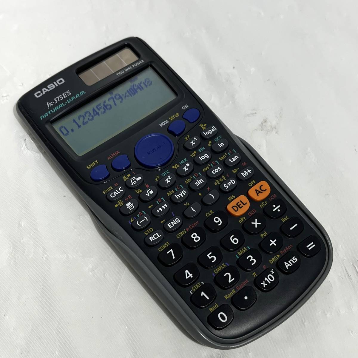 (志木)動作品★CASIO/カシオ 関数電卓 fx-375ES ブラック 微分積分 統計計算 数学自然表示 394関数 機能付 ソーラー充電可能 (o)_画像1