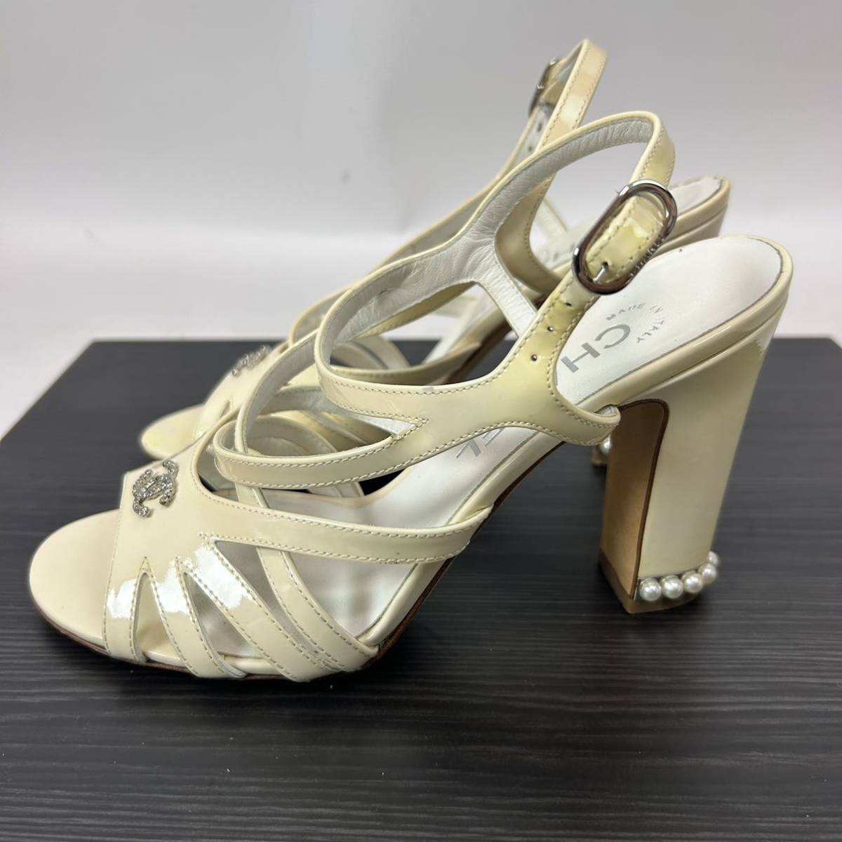 a270 CHANEL シャネル ココマーク パール エナメル サンダル パテント