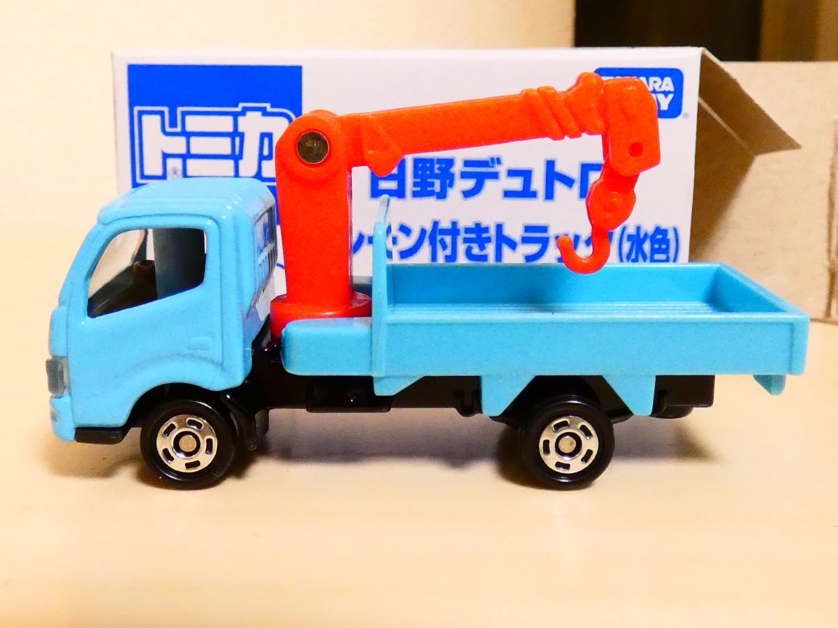 トミカ 非売品 日野 デュトロ クレーン付きトラック 水色 ユニック ミニカー ①　_画像3