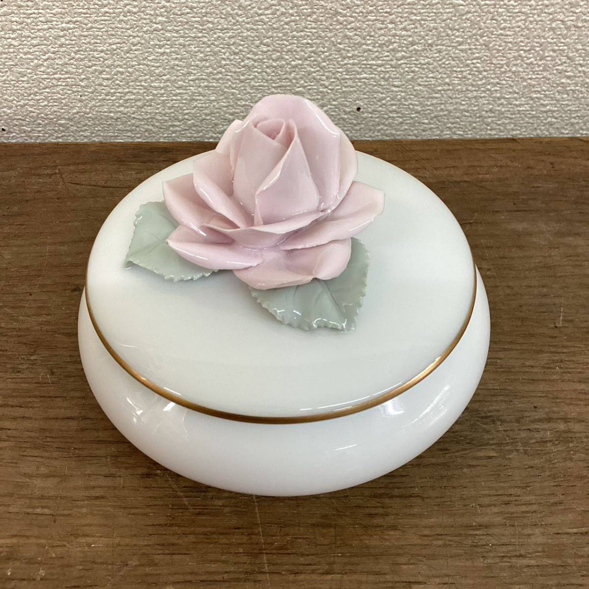 大倉陶園 ボンボニエール 蓋付小物入れ/蓋物 薔薇 バラ 陶花 金彩/口径8cm×高さ(蓋・薔薇含む)17.5cm/ゆうパック60サイズ発送_画像1