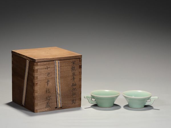 古びた蔵『宋 龍泉窯 陶磁器 青釉把杯一対』極細工 置物 擺件 古賞物