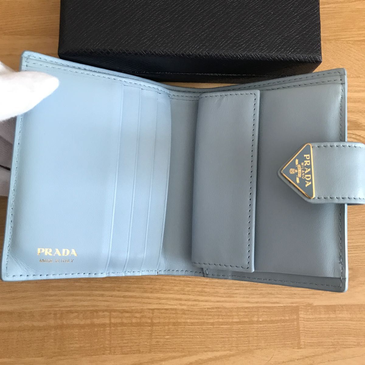 新作 96800円 現行品 PRADA プラダ ミニ財布 二つ折財布 水色 新作 96800円 現行品 PRADA プラダ ミニ財布 二つ折財布 水色