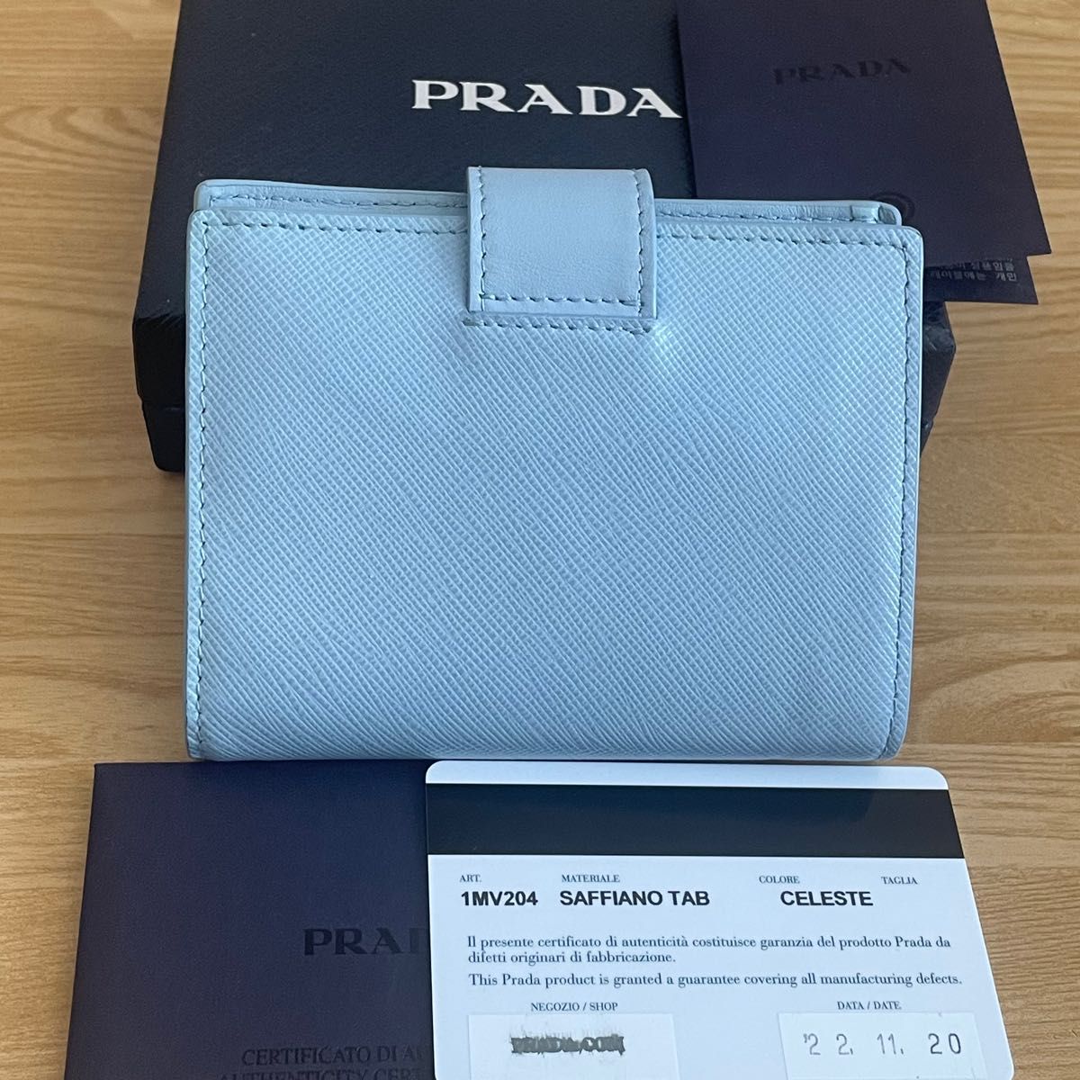 新作 96800円 現行品 PRADA プラダ ミニ財布 二つ折財布 水色｜PayPay