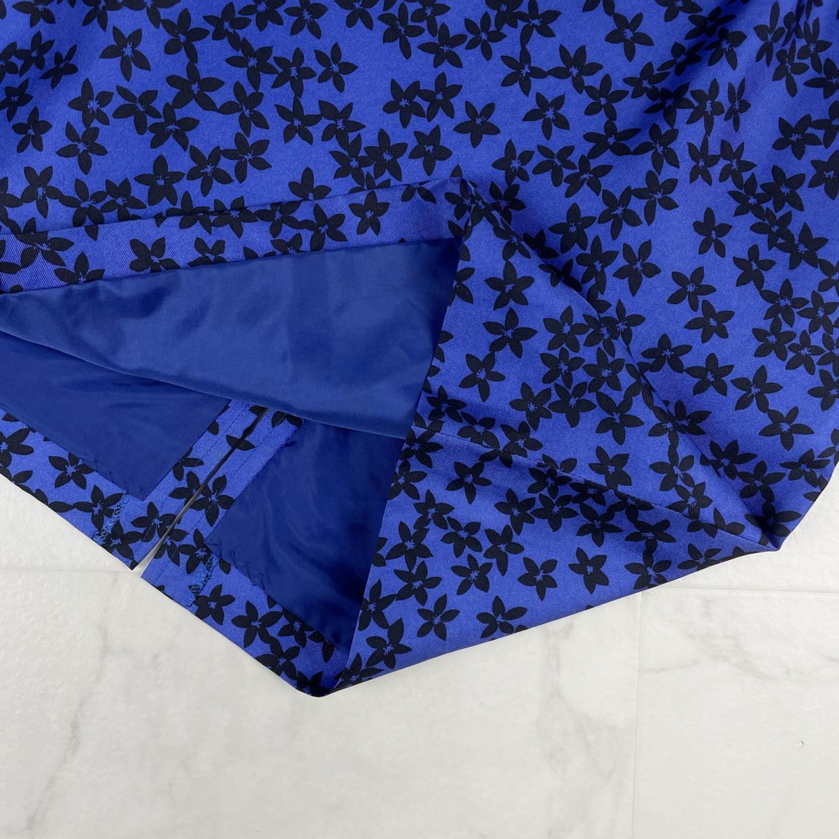 美品 Yves Saint Laurent イヴ サンローラン 花柄シルクタイトスカート ミニ丈 裏地あり サイドジップ 青 ブルー サイズM*FC770_画像5