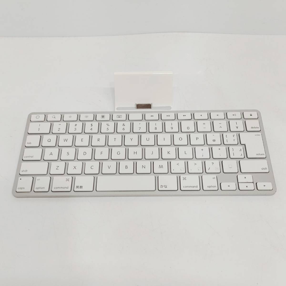 ●アップル A1359 キーボードドック Apple Keyboard Dock iMac用 ドックコネクタ付き 英語配列 PCアクセサリー M1160_画像1