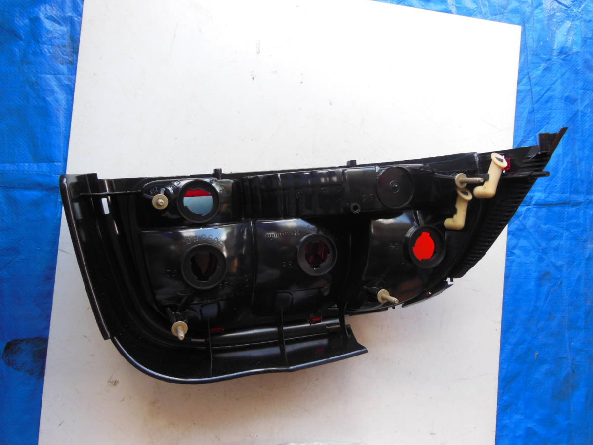 「純正部品」96-98 フォード マスタング tail light テールライト ランプ Ford Mustang Rear Stop And Flasher Lamp F7ZZ13404CA RH _画像3