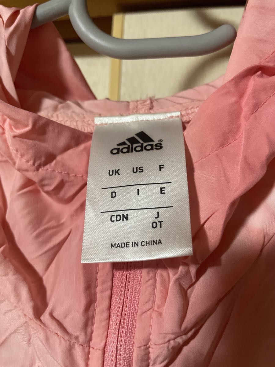 adidas  スポーツパーカーレディース　ナイロンジャケット　サイズO ピンク色