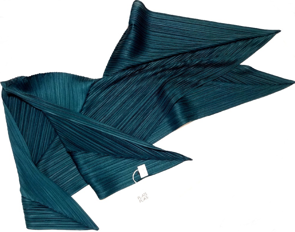 新品タグ付 ISSEY MIYAKE PLEATS PLEASE SCARF イッセイミヤケ 新品タグ付 ISSEY MIYAKE PLEATS PLEASE SCARF イッセイミヤケ