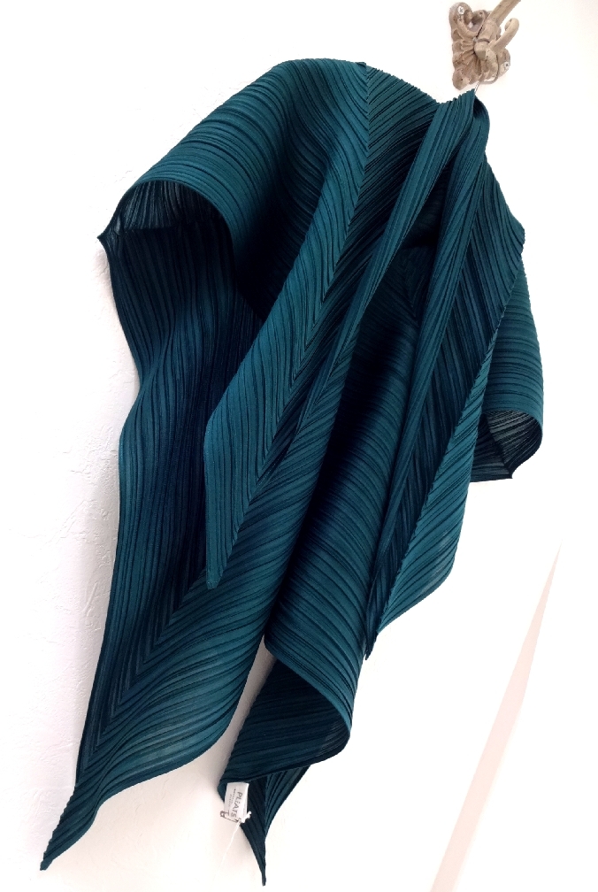 新品タグ付 ISSEY MIYAKE PLEATS PLEASE SCARF イッセイミヤケ 新品タグ付 ISSEY MIYAKE PLEATS PLEASE SCARF イッセイミヤケ