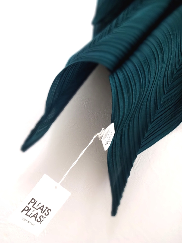 新品タグ付 ISSEY MIYAKE PLEATS PLEASE SCARF イッセイミヤケ 新品タグ付 ISSEY MIYAKE PLEATS PLEASE SCARF イッセイミヤケ