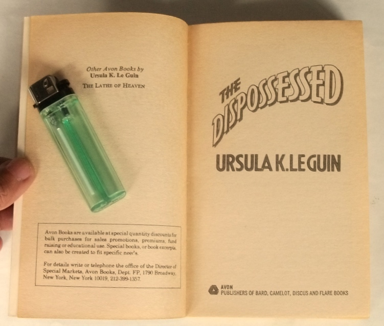 1975年 洋書 英語 原著 The Dispossessed アーシュラ・K・ル＝グウィン Ursula K. Le Guin 所有せざる人々 ビンテージ SF小説 ディスプレイ_画像6