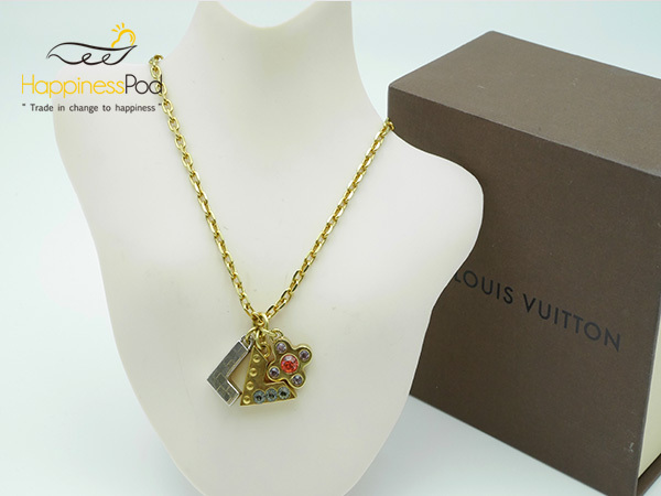 【有名人芸能人】 ルイ・ヴィトンLOUIS VUITTON パンダンティフ ラヴレザーズ M66803 ネックレス、ペンダント、チョーカー 【有名人芸能人】 ルイ・ヴィトンLOUIS VUITTON パンダンティフ ラヴレザーズ M66803 ネックレス、ペンダント、チョーカー