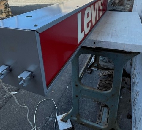 Levi's リーバイス 看板 店舗用 リーバイス 中古品 年代物 希少 Levi's リーバイス 看板 店舗用 リーバイス 中古品 年代物 希少