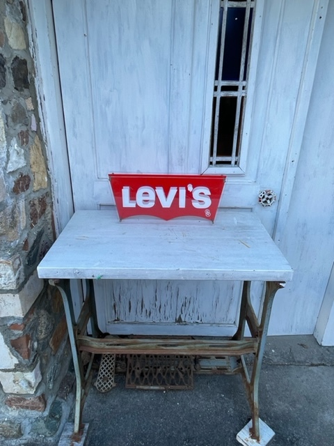 Levi's リーバイス 看板 店舗用 リーバイス 中古品 年代物 レア 送料無料 アンティーク雑貨 バットウイング ディスプレイ インテリア Levi's リーバイス 看板 店舗用 リーバイス 中古品 年代物 レア 送料無料 アンティーク雑貨 バットウイング ディスプレイ インテリア