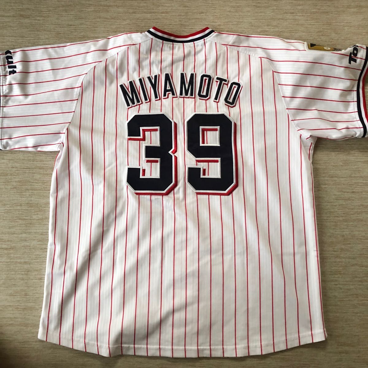 ヤクルトスワローズ 2021優勝ワッペン付きホームユニホーム 宮本 ヤクルトスワローズ 2021優勝ワッペン付きホームユニホーム 宮本