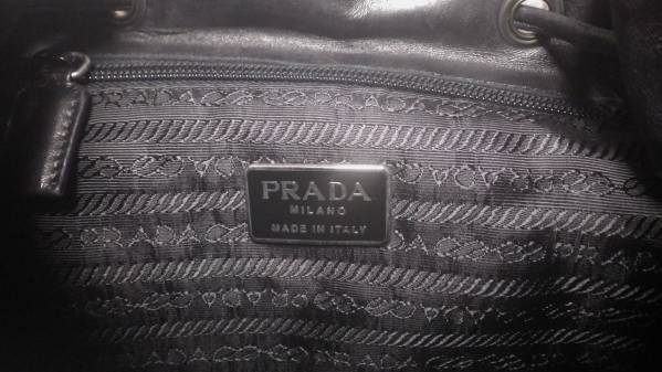 PRADA 最高級品 レザー リュック ブラック デイパック プラダ 本革 バッグ レディースアクセサリー 本物 定番 皮 レア 希少品 黒 鞄