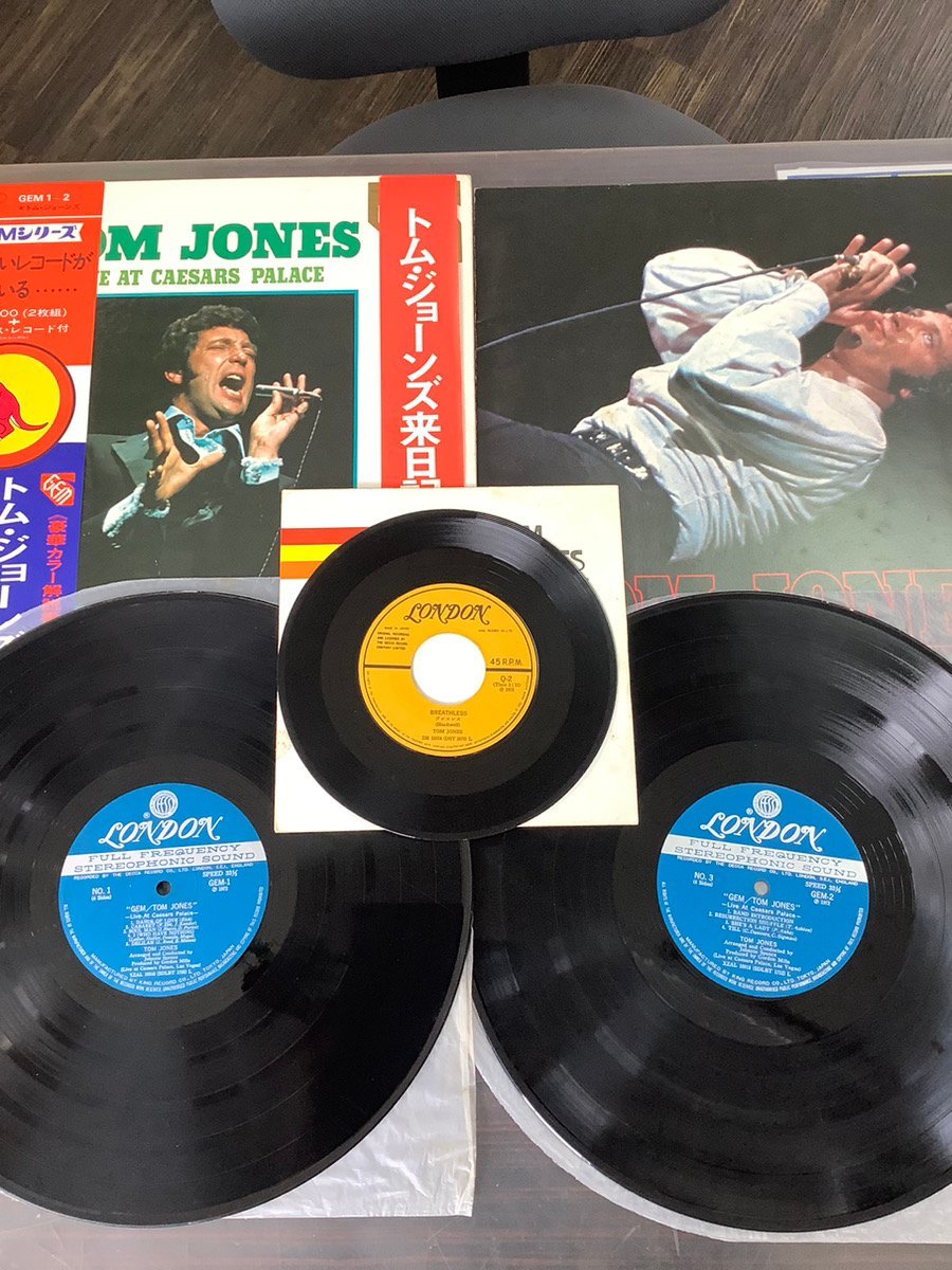 ◇日 F 824 231 TOM JONES LIVE AT CAESARS PALACE トム・ジョーンズ