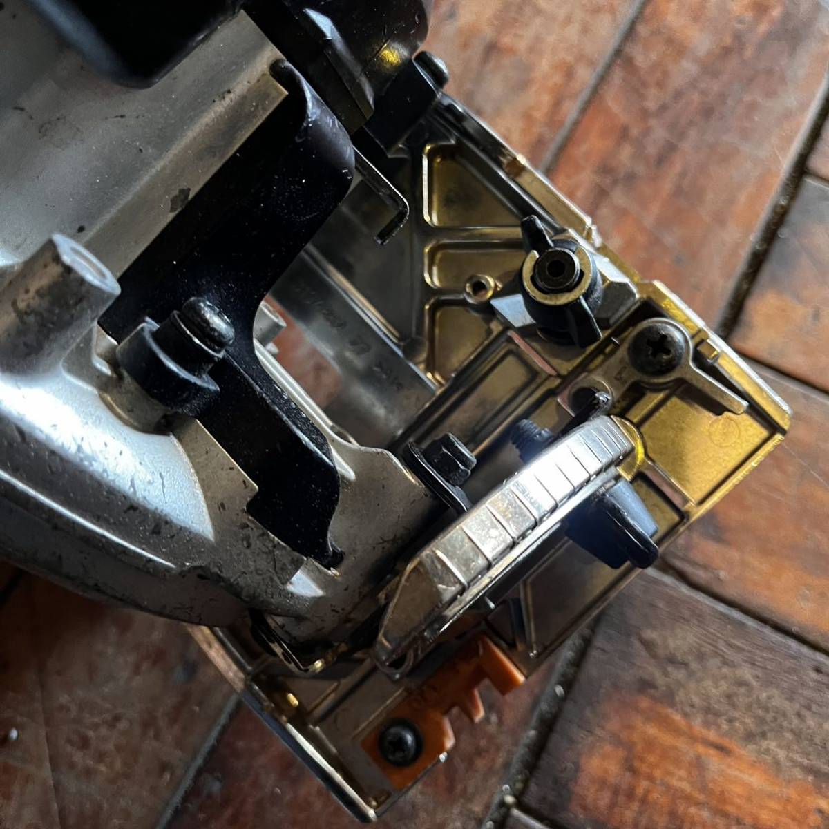 新品鮫肌付き 中古 マキタ makita 18v 165mm 充電式マルノコ 新品鮫肌付き 中古 マキタ makita 18v 165mm 充電式マルノコ