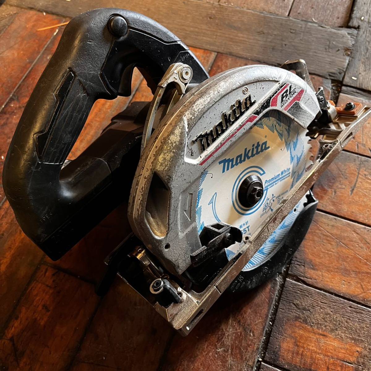 新品鮫肌付き 中古 マキタ makita 18v 165mm 充電式マルノコ 新品鮫肌付き 中古 マキタ makita 18v 165mm 充電式マルノコ