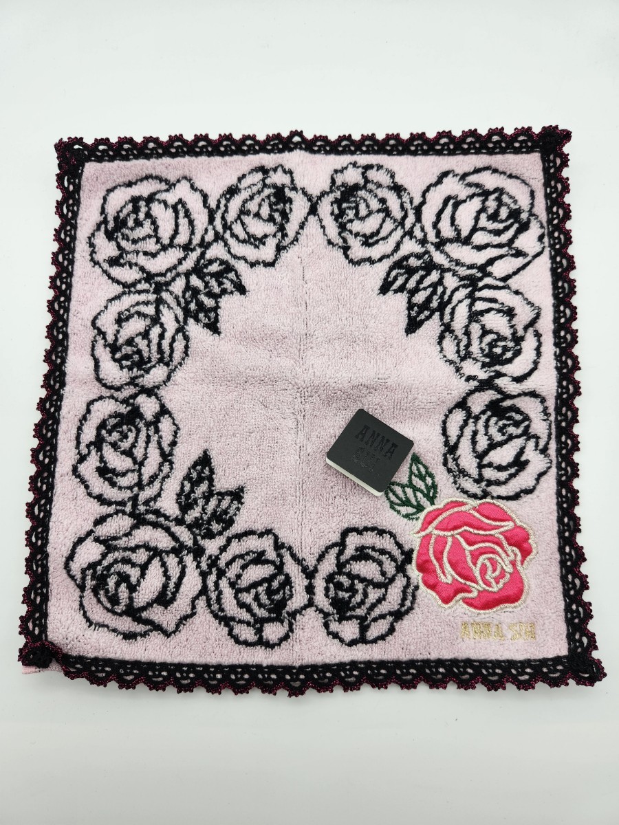 ANNA SUI アナスイ タオルハンカチ　pink ピンク 薔薇 縁にラメ入り 新品未使用 25cm タグ付き_画像2