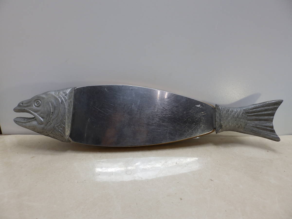 ステンレス 魚型 刺身皿 頭と尾は磁石のつかない金属 皿の部分はステンレス 厨房飲食ホテル設備 刺身皿 魚型 皿部分30cmX12.5cm 中古！_画像1