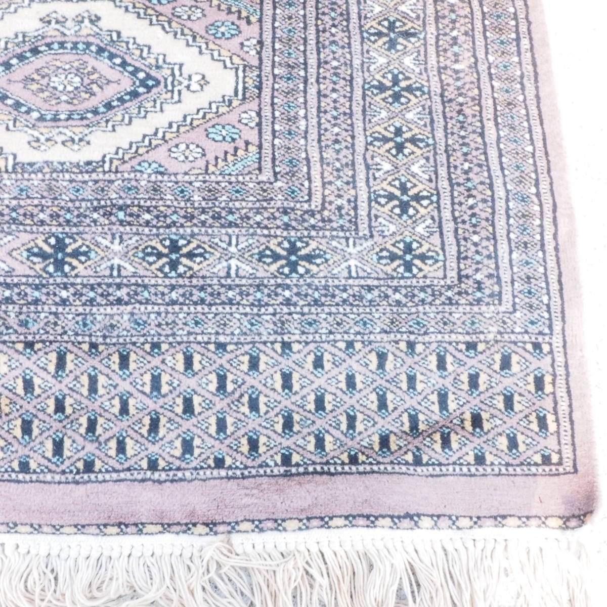 ビンテージ パキスタン手織り絨毯 ウール 1980年代 パキスタン絨毯特有の伝統的な幾何学模様が美しい一品！幅124cm 縦197cm HKS508_画像3