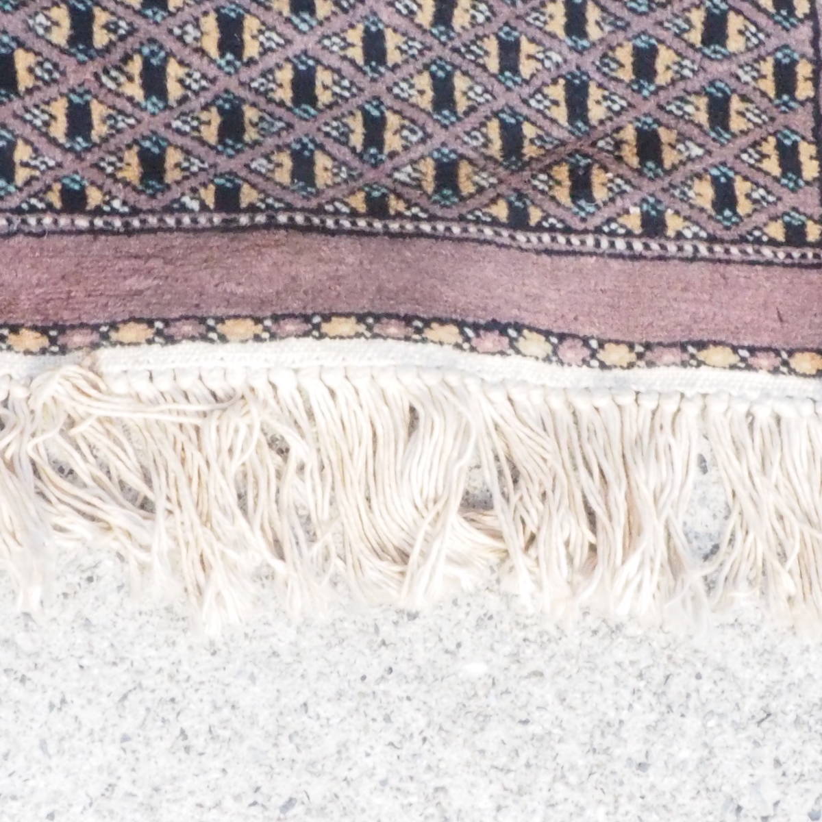ビンテージ パキスタン手織り絨毯 ウール 1980年代 パキスタン絨毯特有の伝統的な幾何学模様が美しい一品！幅124cm 縦197cm HKS508_画像5